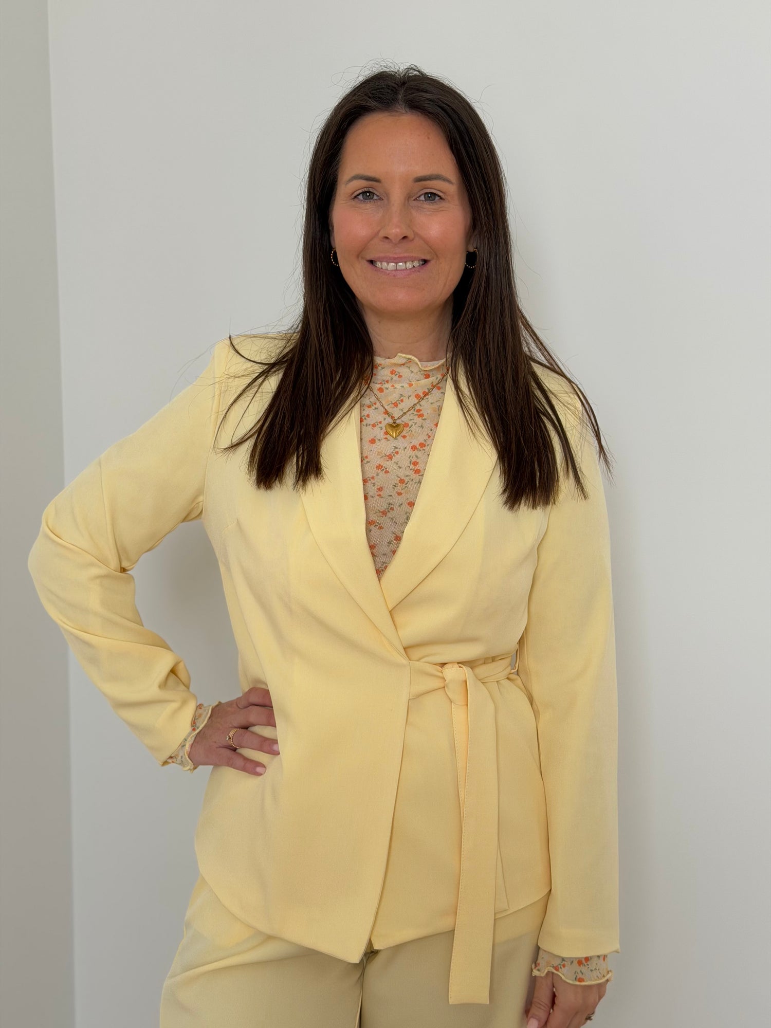 Gele suit met blazer en lange broek - My Dressing