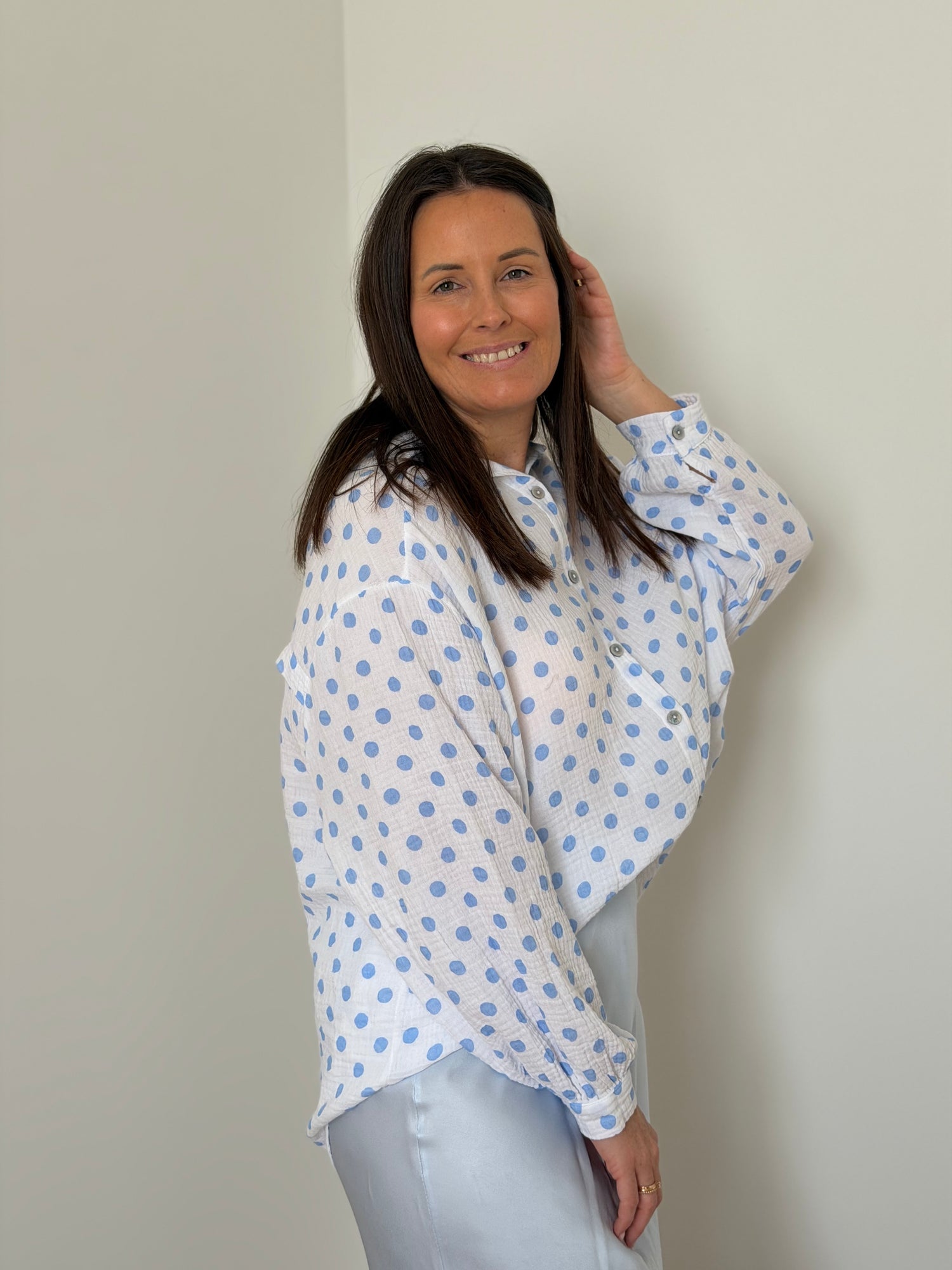 Polka dot blouse in tetra stof - witte blouse met babyblauwe stippen - My Dressing