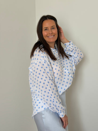 Polka dot blouse in tetra stof - witte blouse met babyblauwe stippen - My Dressing
