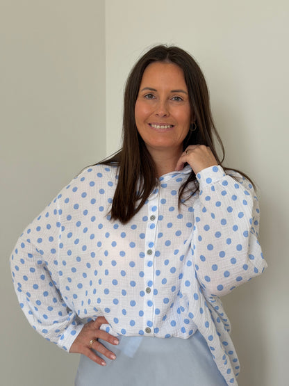 Oversized witte tetrablouse met lichtblauwe stippen - My Dressing