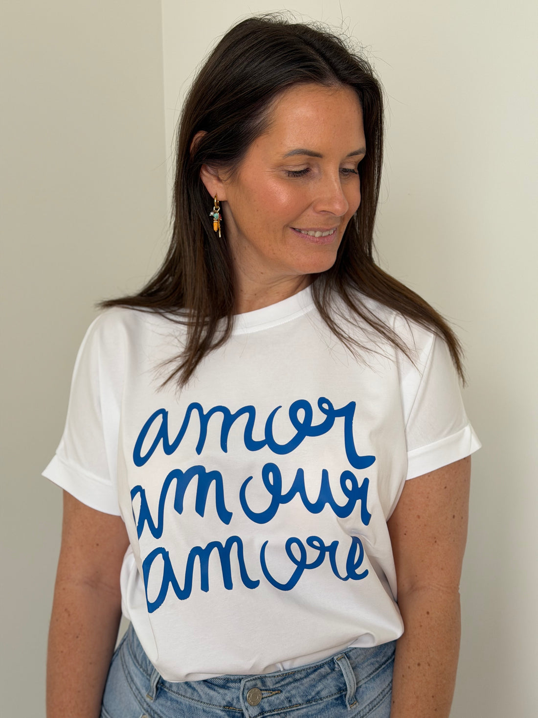 Witte t-shirt met n koningsblauw letters: AMOR - My Dressing