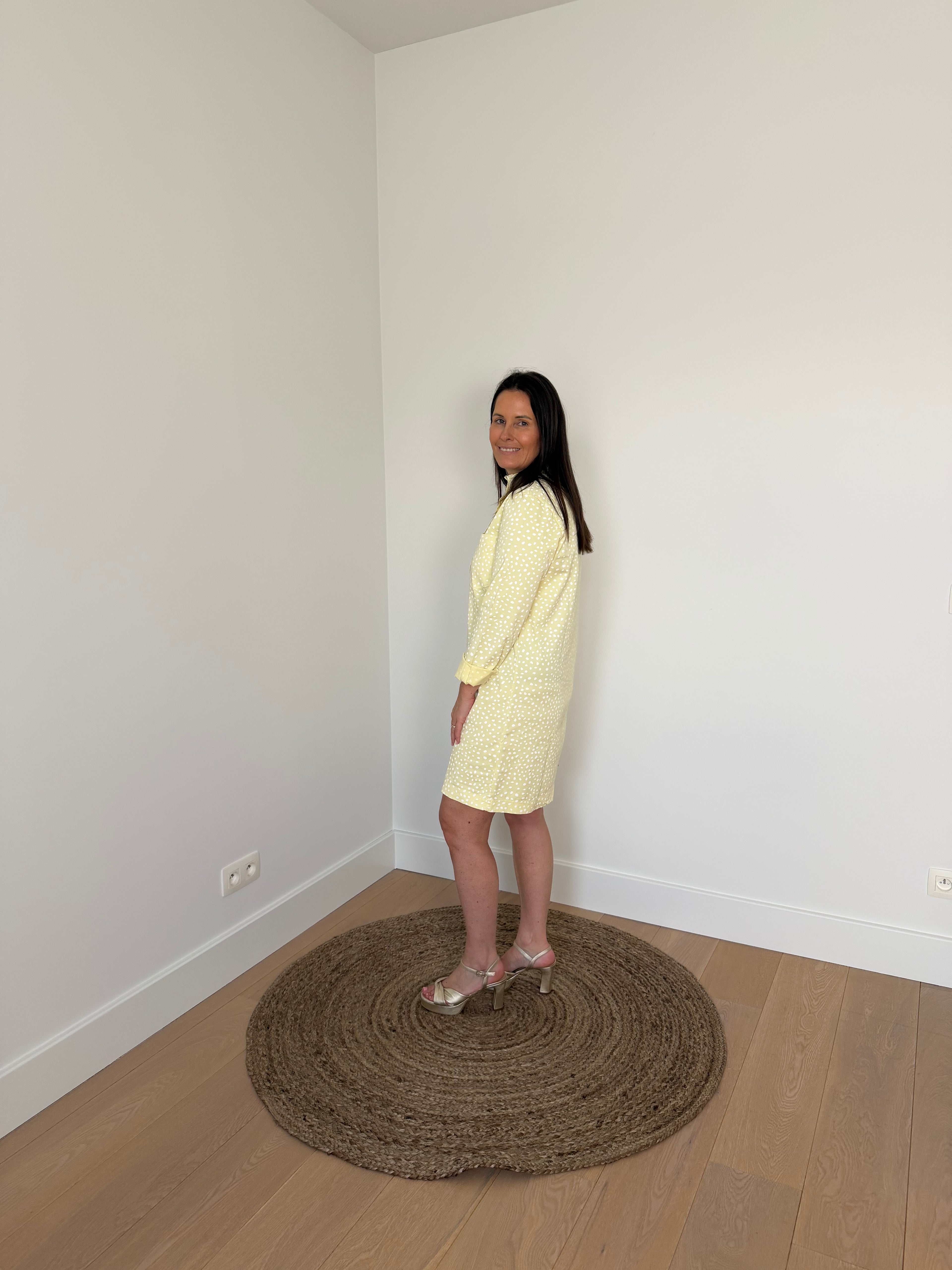 Korte gele jurk met witte stippen en lange mouwen - My Dressing