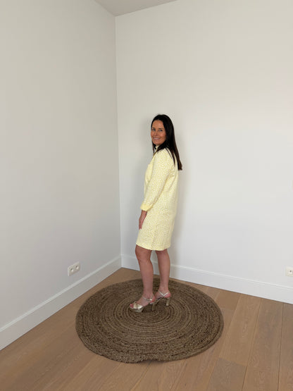 Korte gele jurk met witte stippen en lange mouwen - My Dressing