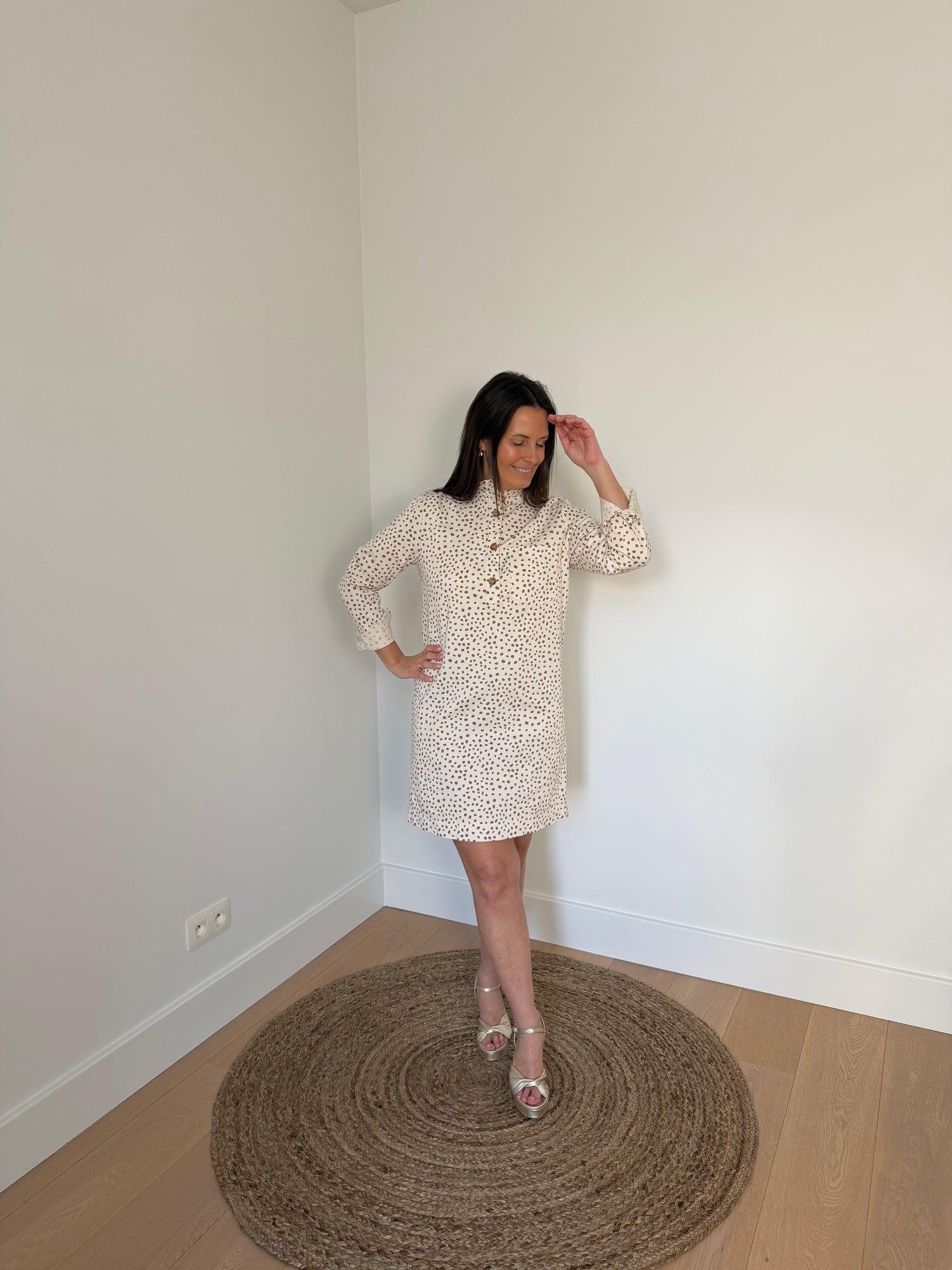 Beige kleedje met chocoladebruine stippen met lange mouwen - My Dressing