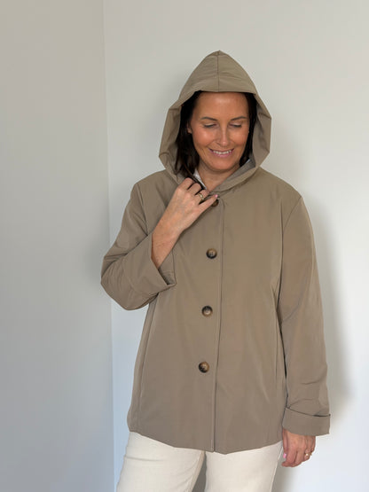 Korte trenchcoat taupe met kap - My Dressing