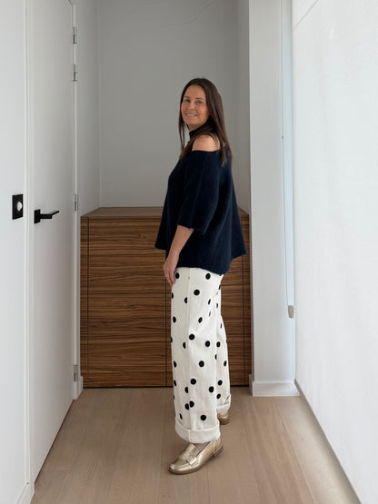 Witte damesjeans met zwarte dots als opvallende statement broek