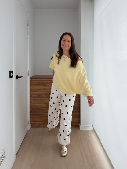 Casual oversized grijze sweater gecombineerd met gele wide leg jeans