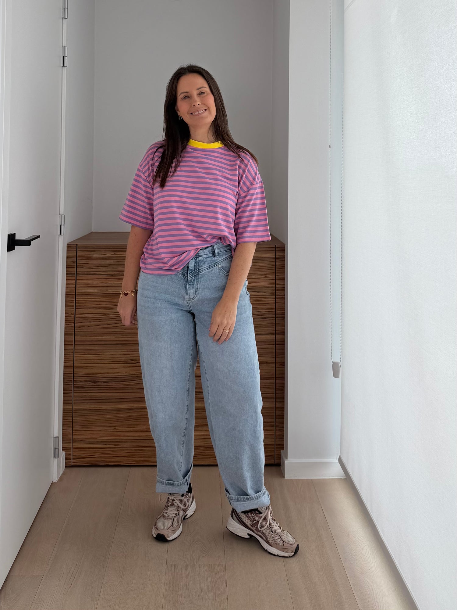 Speelse oversized dames top met roze strepen en kleurrijk detail