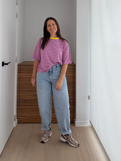 Speelse oversized dames top met roze strepen en kleurrijk detail