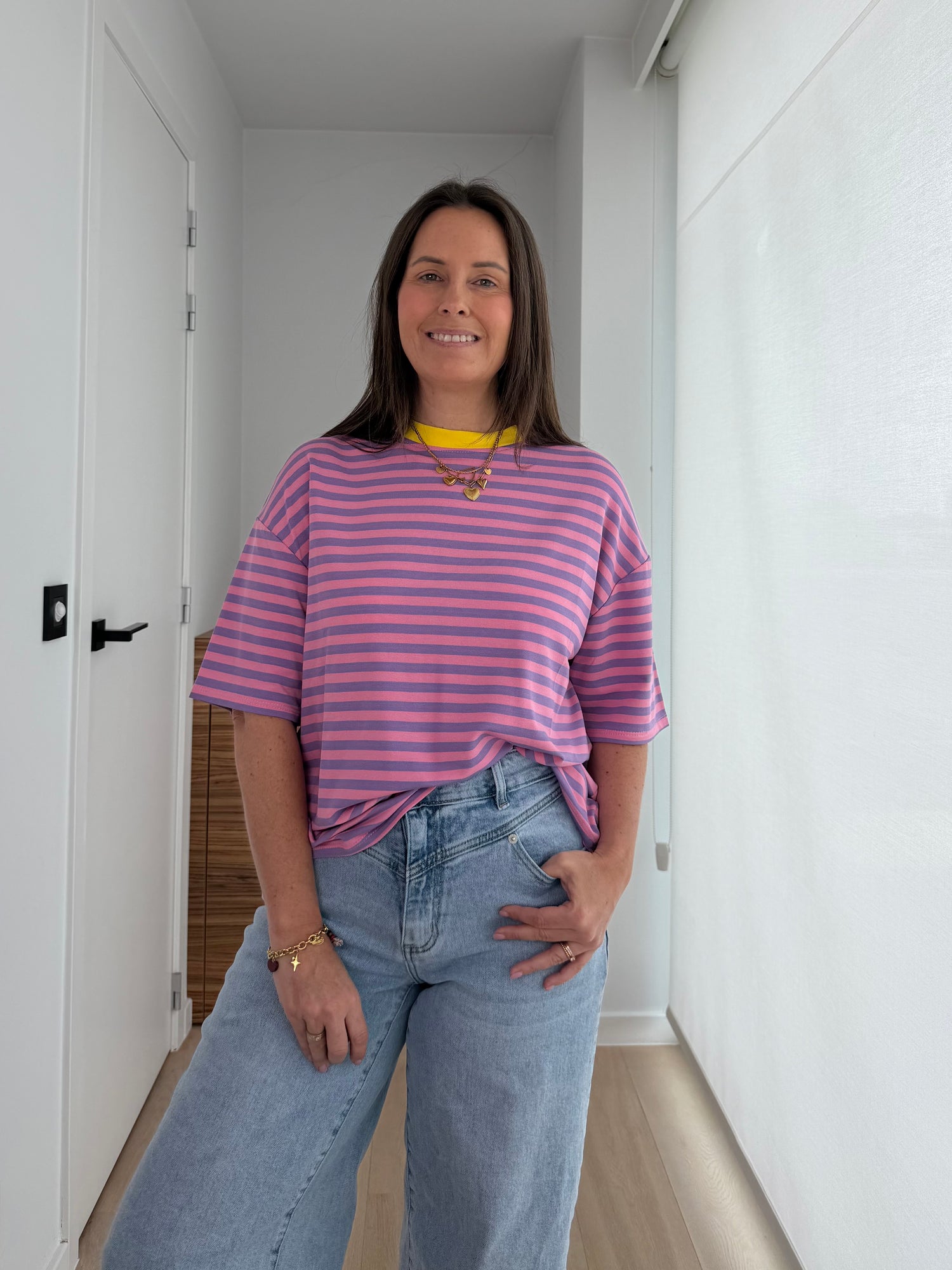 Oversized gestreepte dames T-shirt in roze en paars met gele halsboord