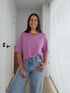Oversized gestreepte dames T-shirt in roze en paars met gele halsboord