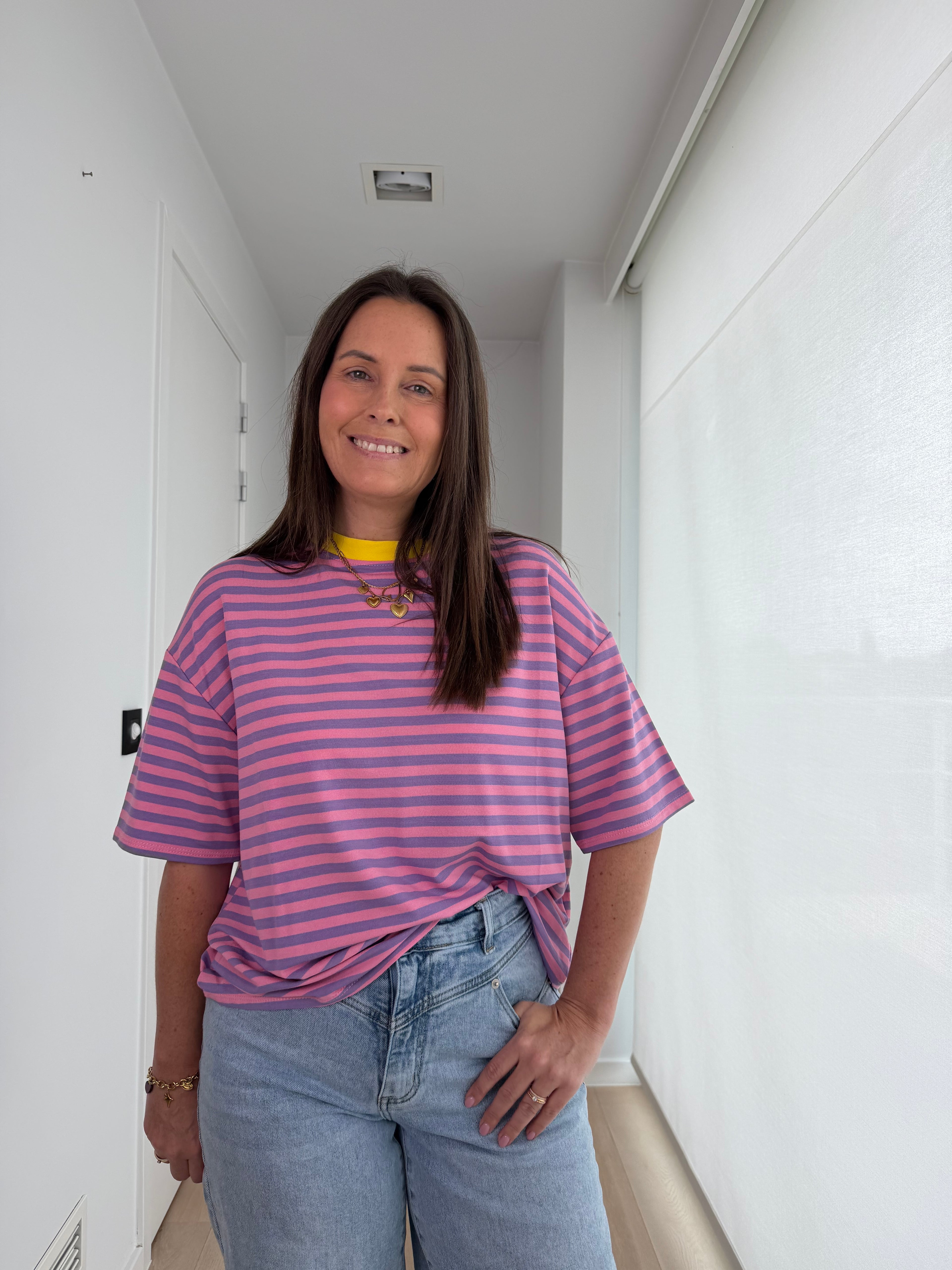 Trendy dames T-shirt met roze paarse strepen en oversized look