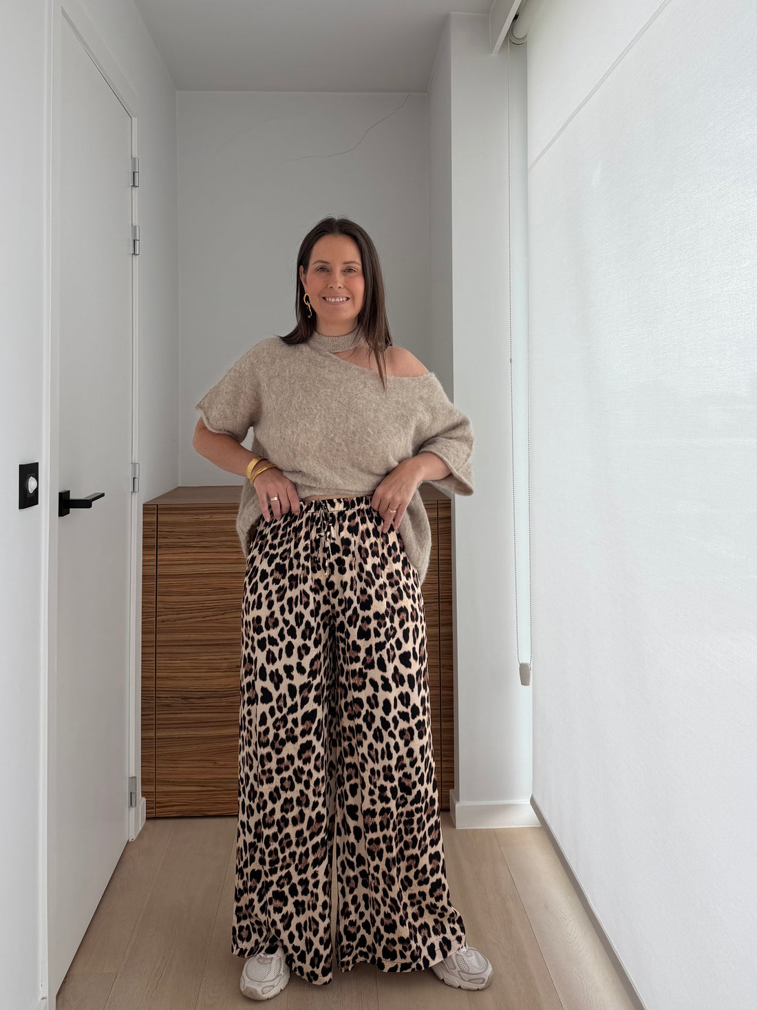 Trendy panterprint broek voor dames gecombineerd met witte graphic T-shirt