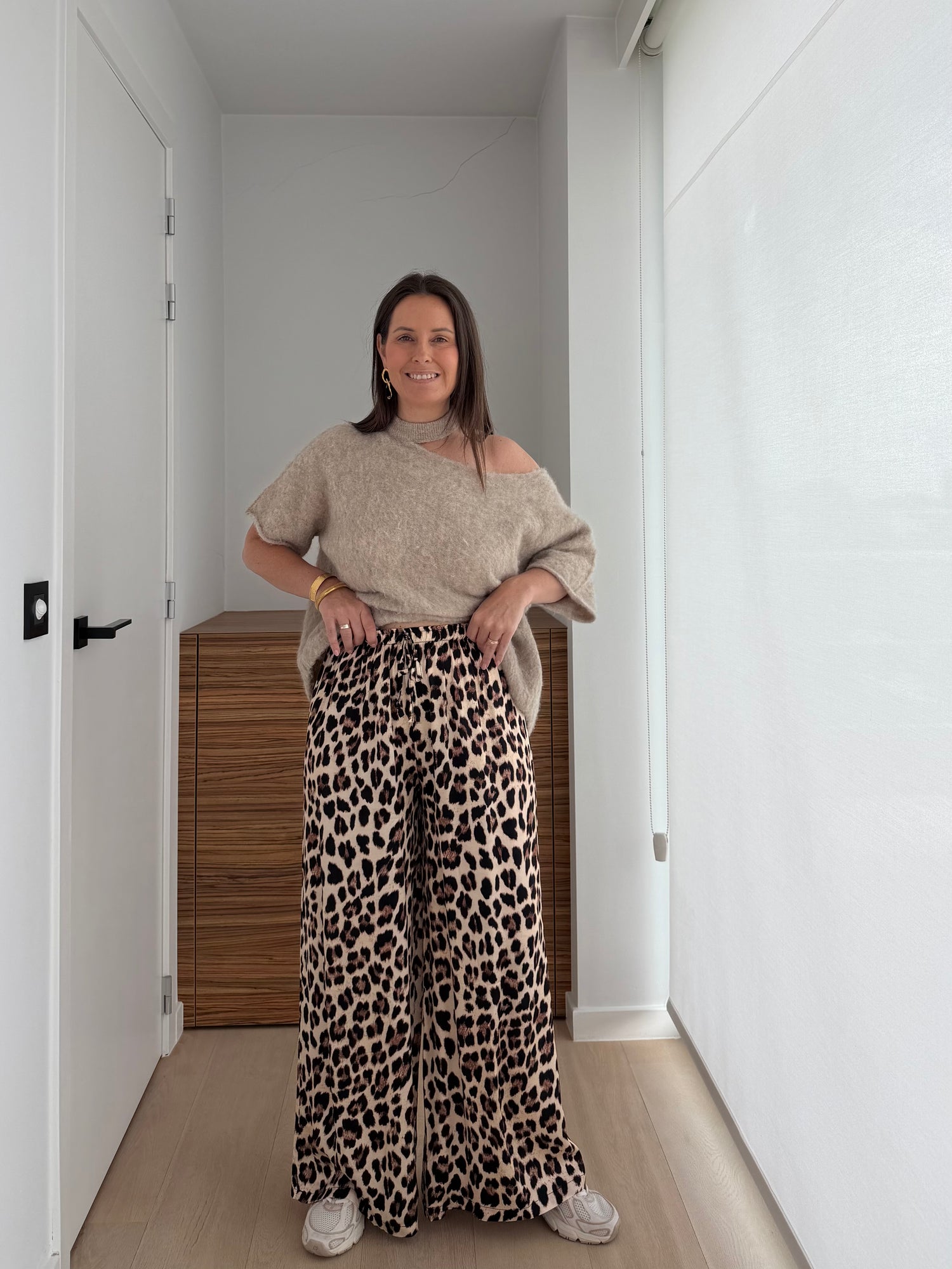 Trendy panterprint broek voor dames gecombineerd met witte graphic T-shirt