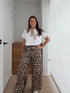 Casual dames T-shirt met espresso martini print gecombineerd met leopard wide leg broek