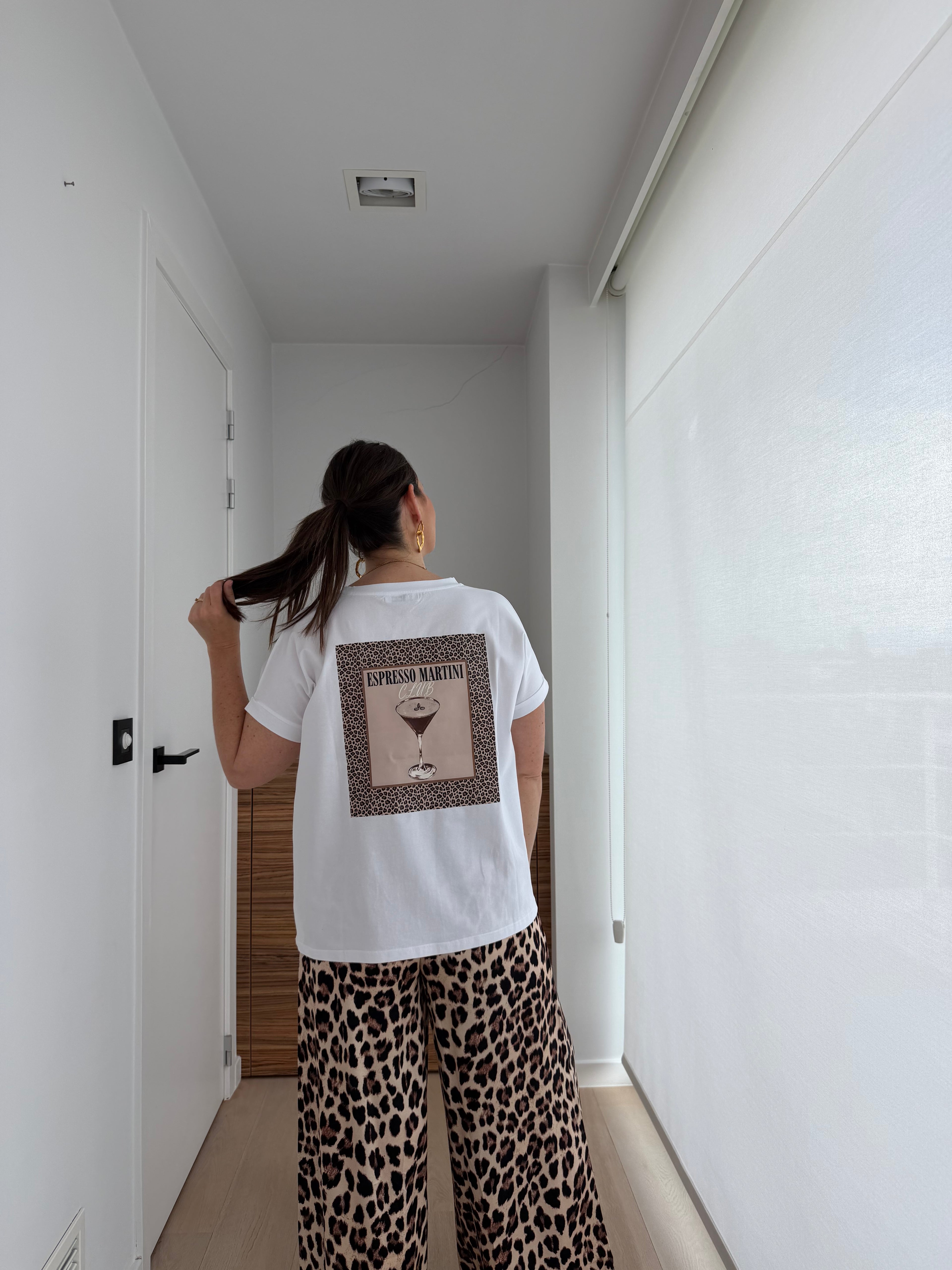 Witte Espresso Martini Club graphic T-shirt met subtiele borstprint en opvallende backprint