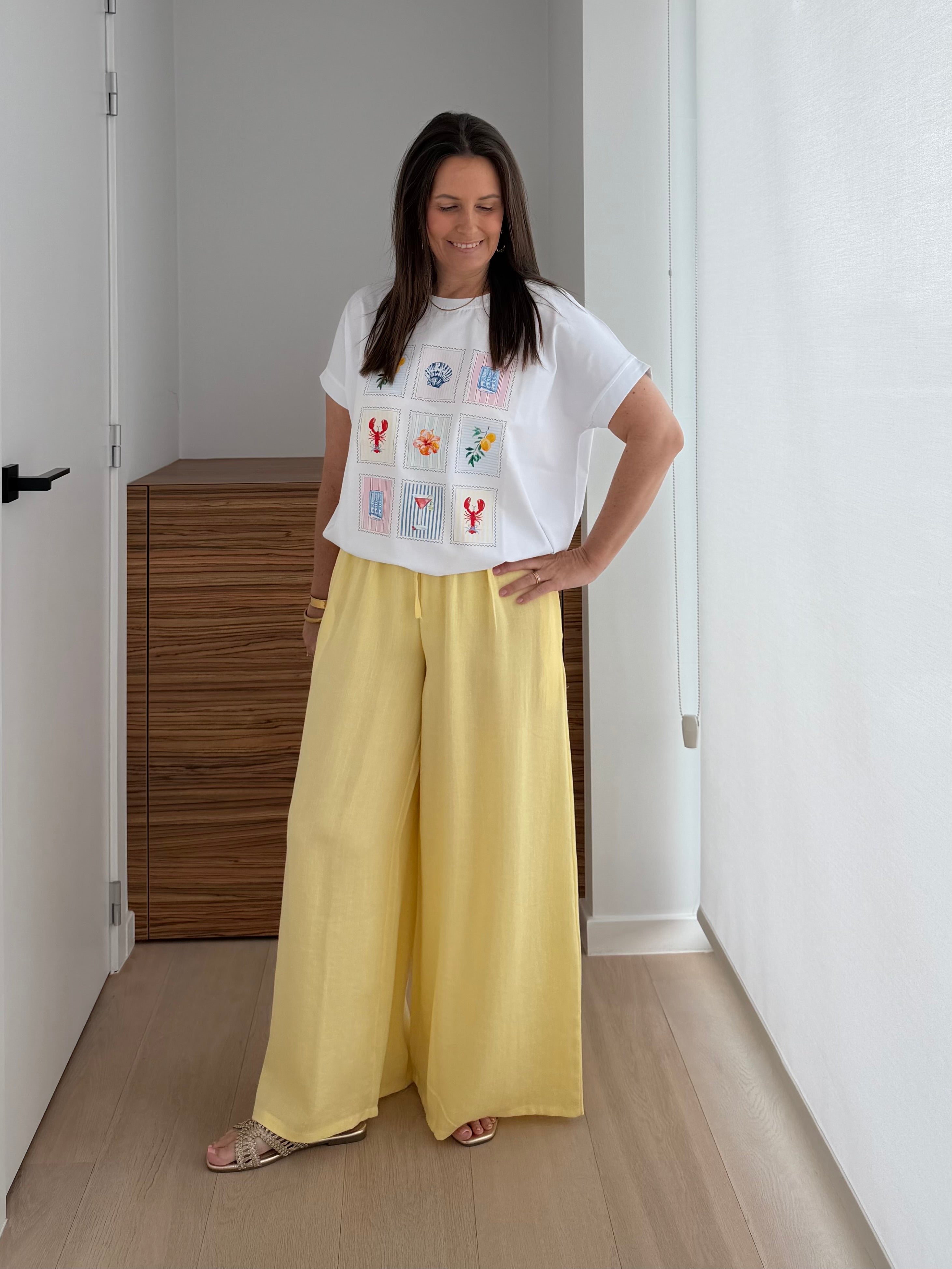 Casual graphic T-shirt met zomerse illustraties gecombineerd met gele wide leg broek