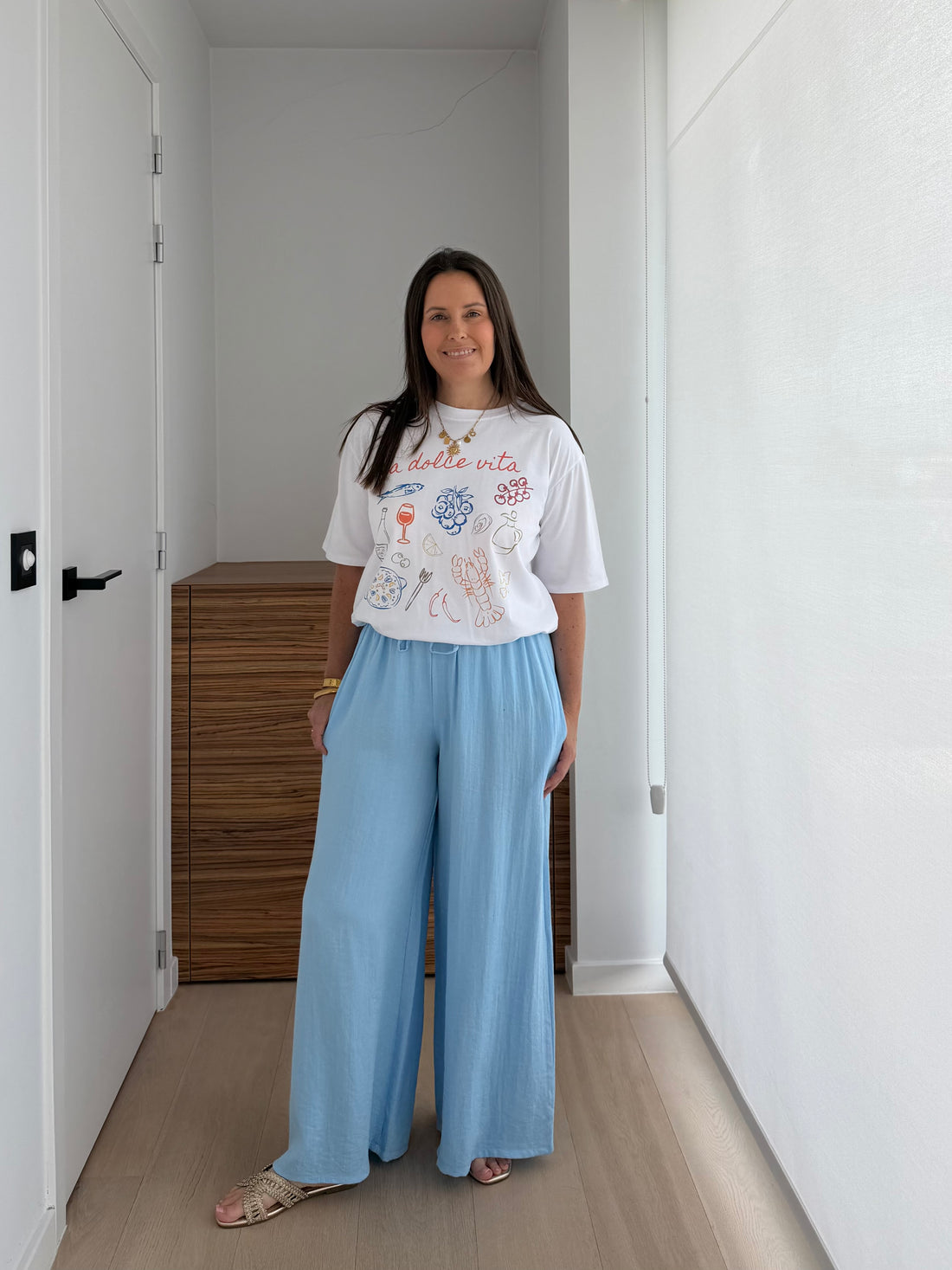 Casual graphic T-shirt met kleurrijke Italiaanse illustraties en zomerse vibe