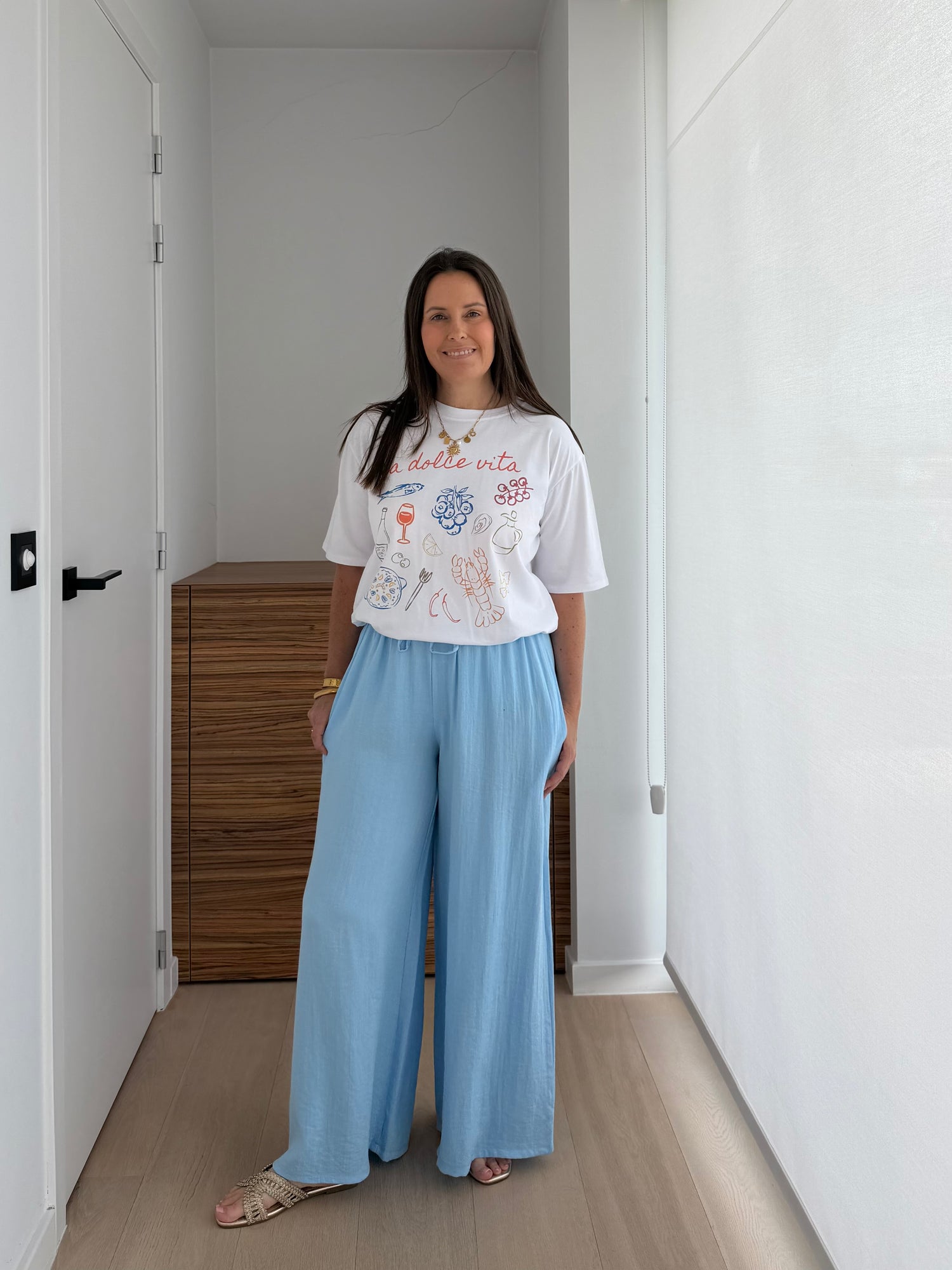 Casual graphic T-shirt met kleurrijke Italiaanse illustraties en zomerse vibe
