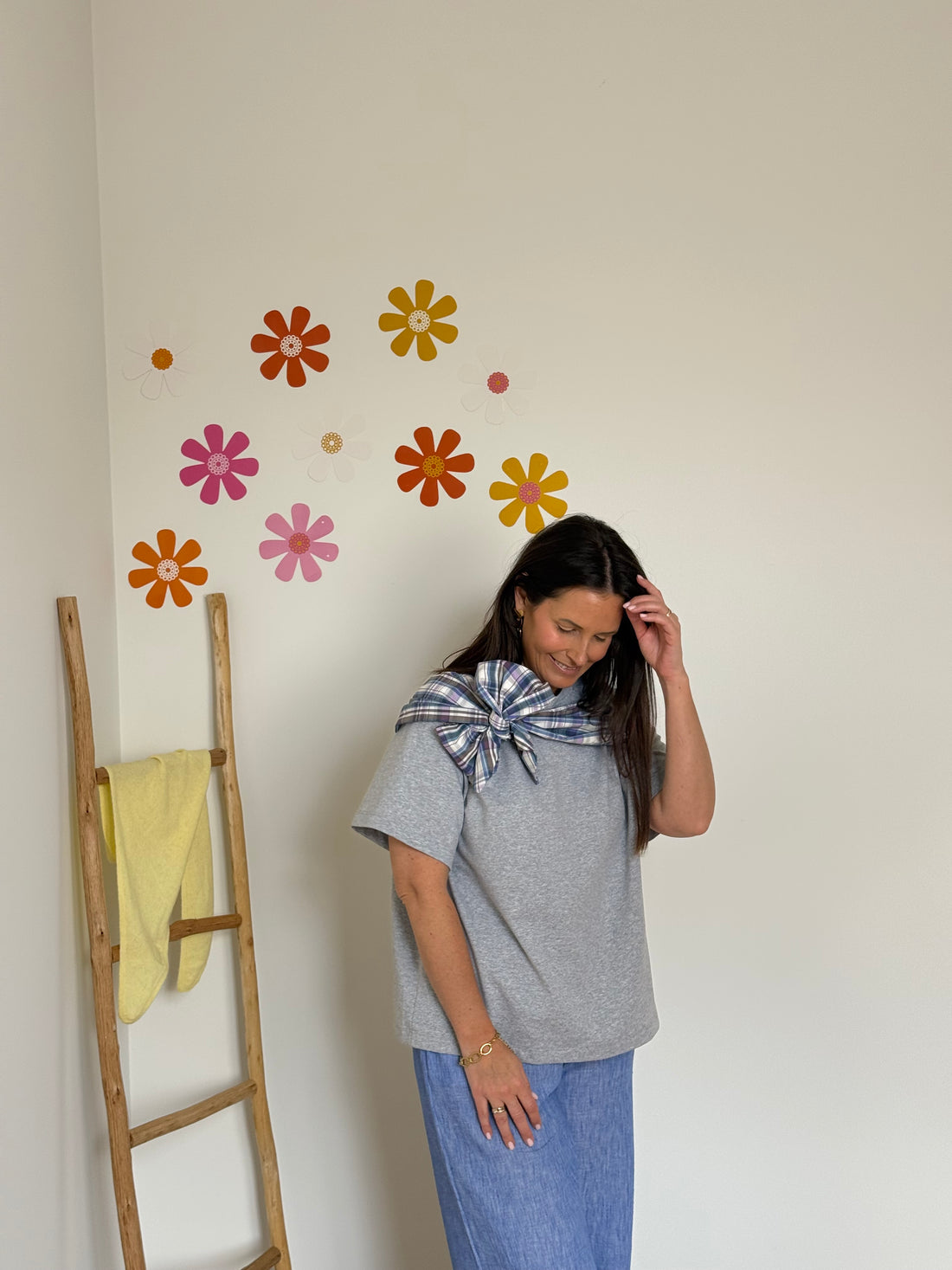 Grijze basic t-shirt met strik - My Dressing