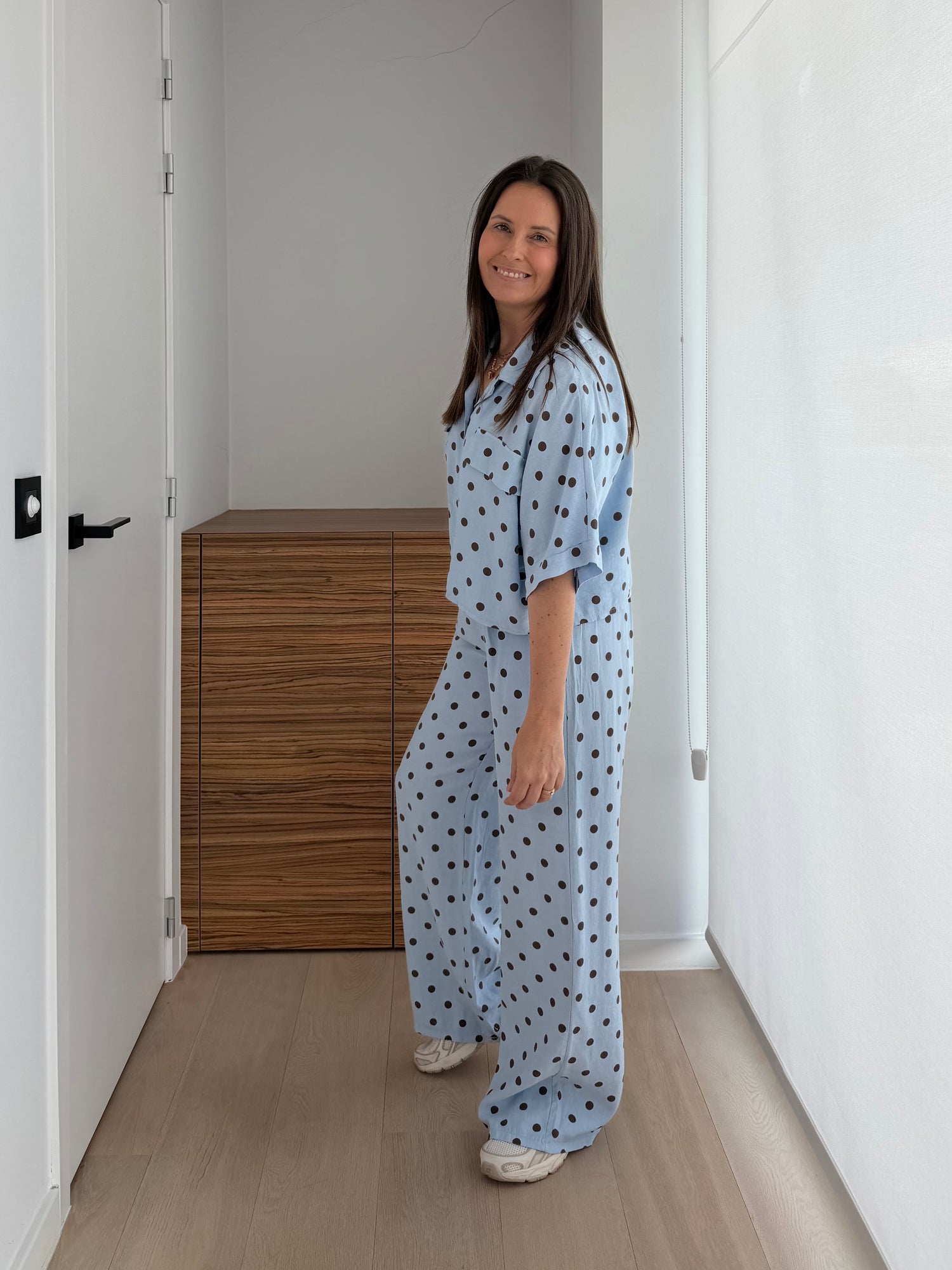 Casual chic dames co-ord set met stippenprint in lichtblauw en bruin