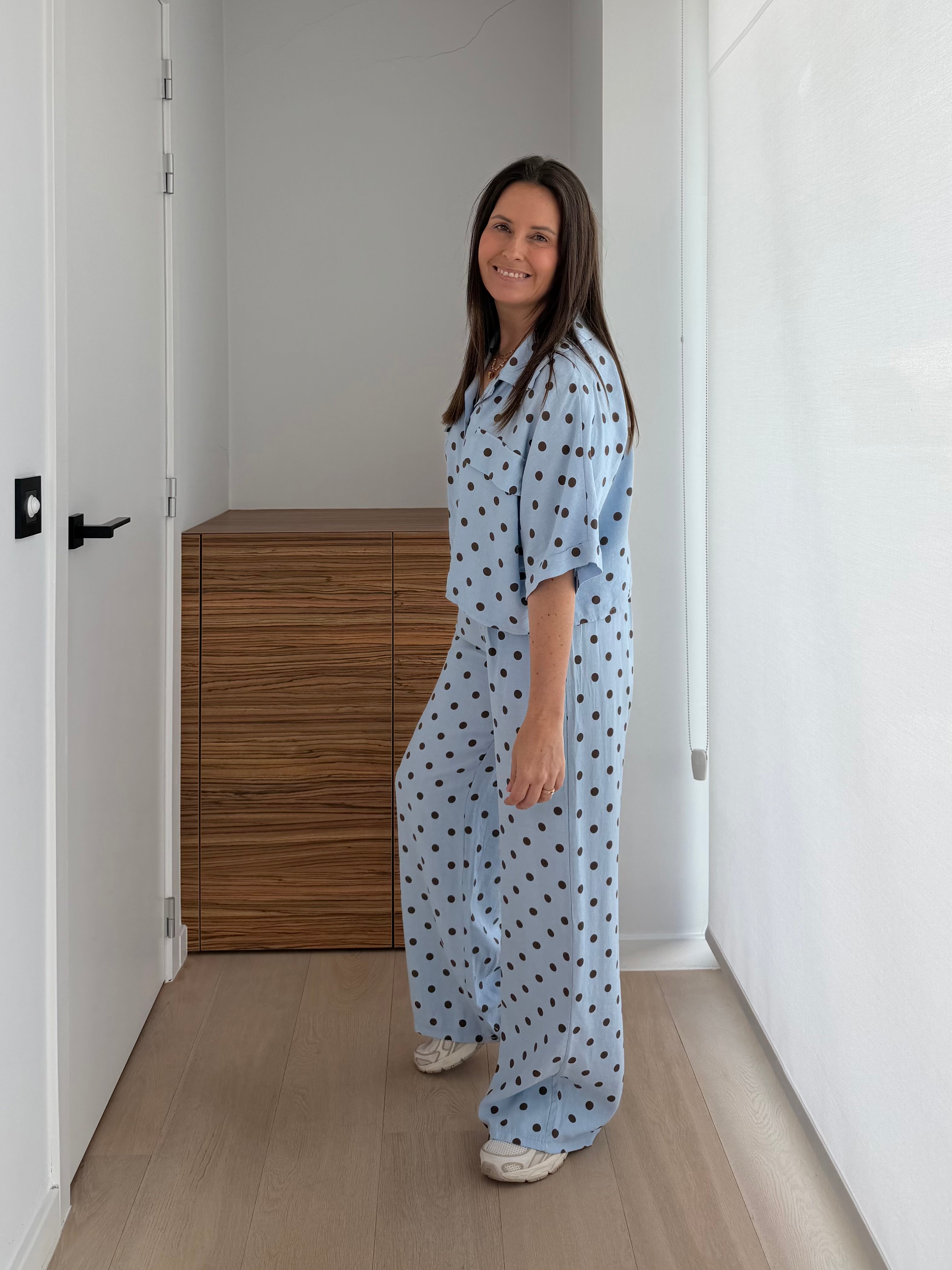Casual chic dames co-ord set met stippenprint in lichtblauw en bruin