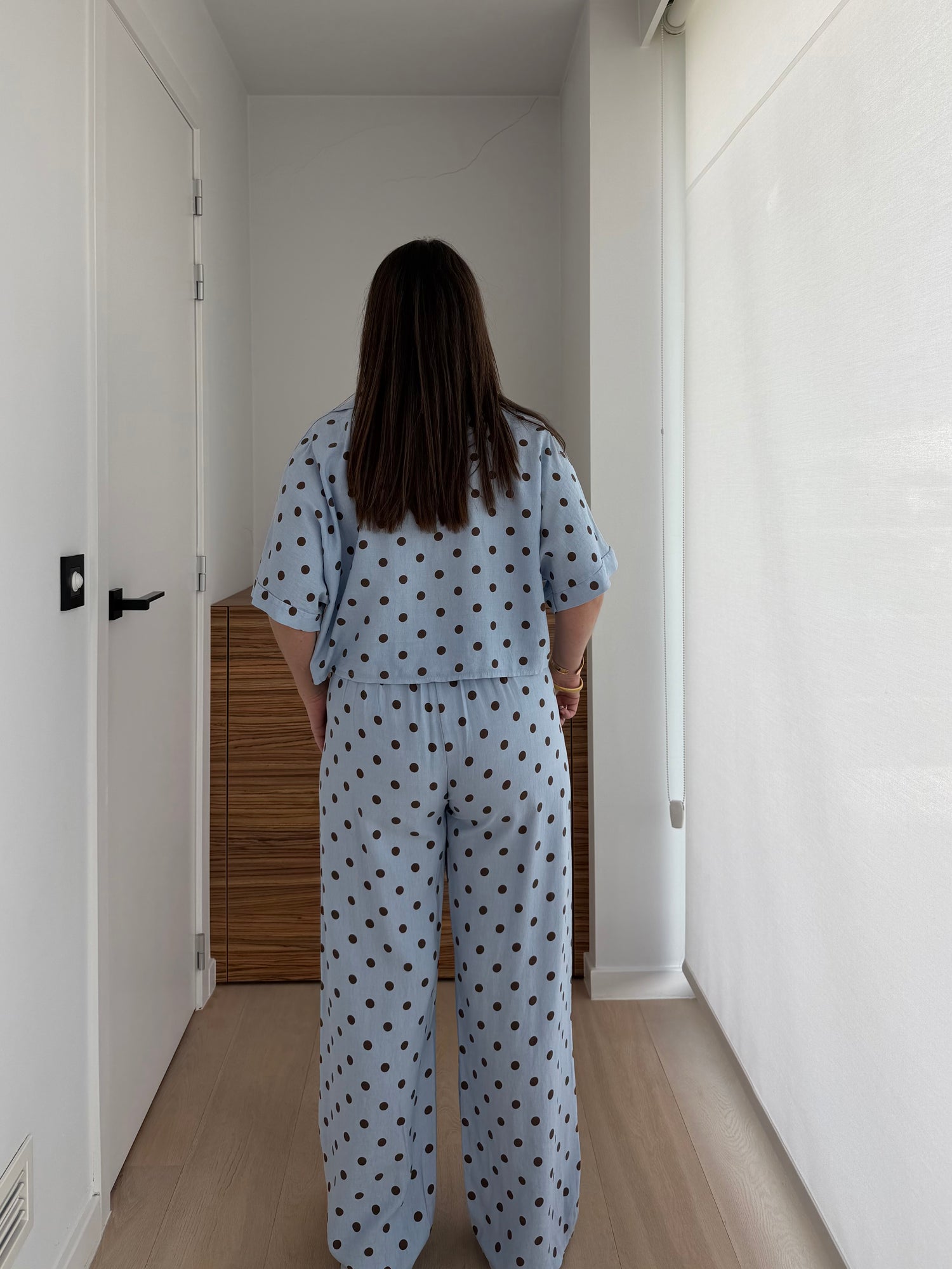 Tweedelige dames outfit met speelse stippenprint en relaxte pasvorm