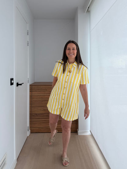 Geel-witte gestreepte dames playsuit met korte mouwen en knoopsluiting voor een zomerse look