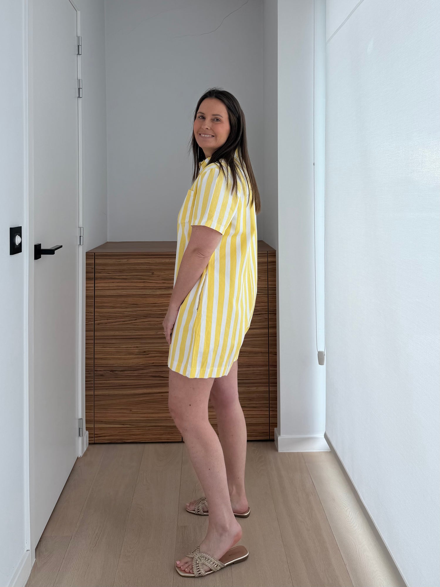 Zomerse dames playsuit in geel en wit met frisse vakantie uitstraling