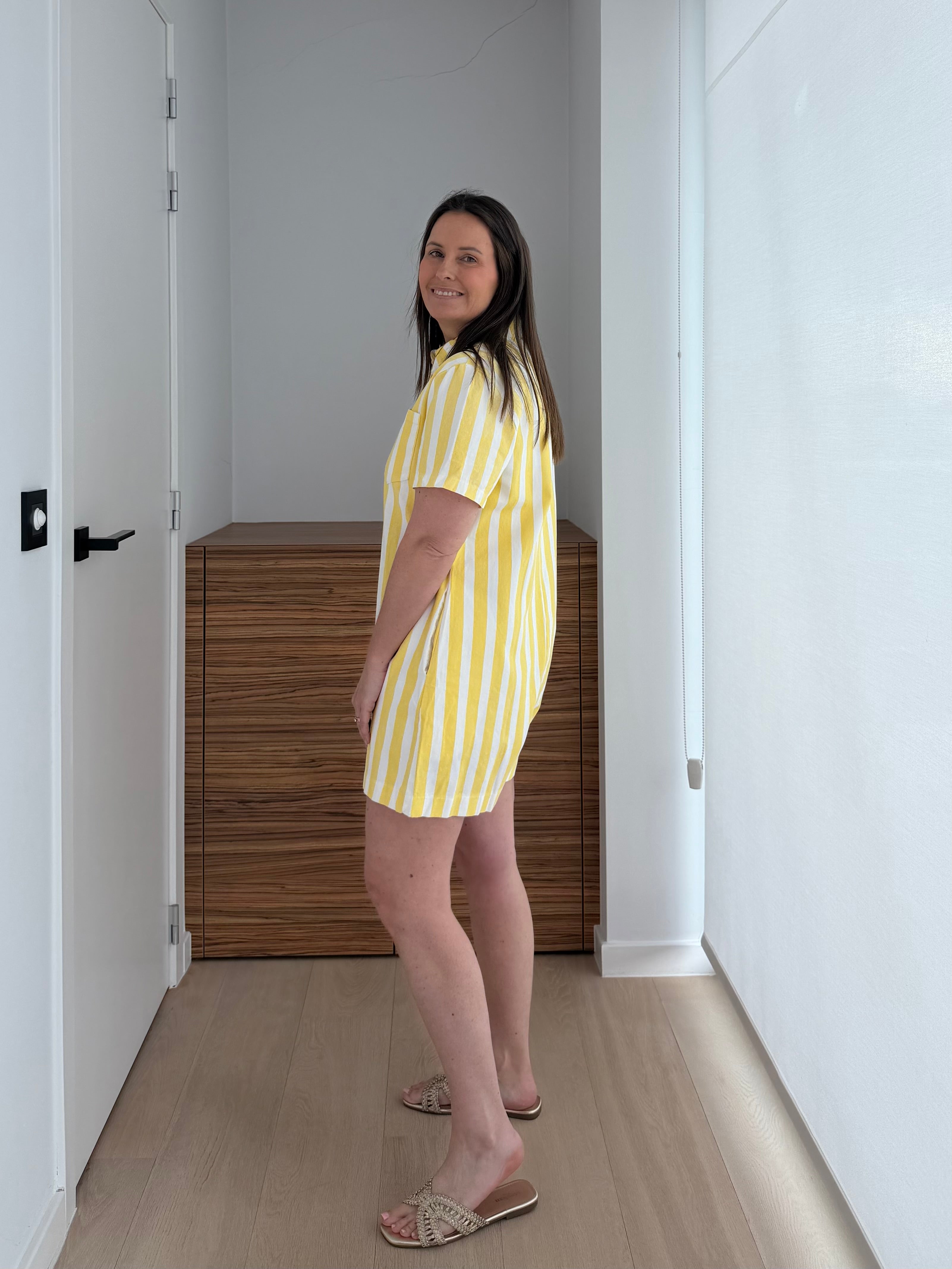 Zomerse dames playsuit in geel en wit met frisse vakantie uitstraling