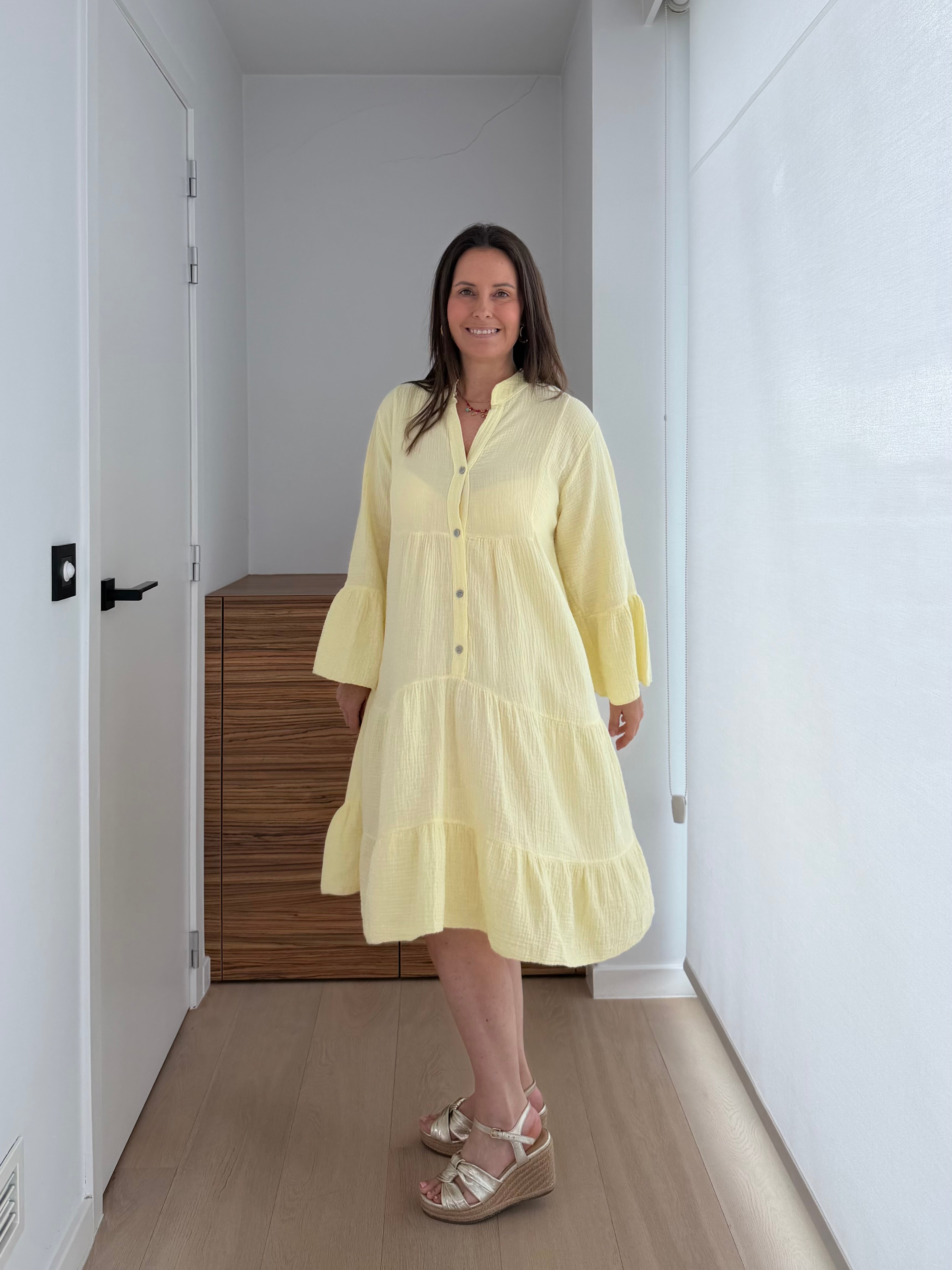 Comfortabele dames jurk in geel mousseline katoen met relaxte fit en knoopjes vooraan