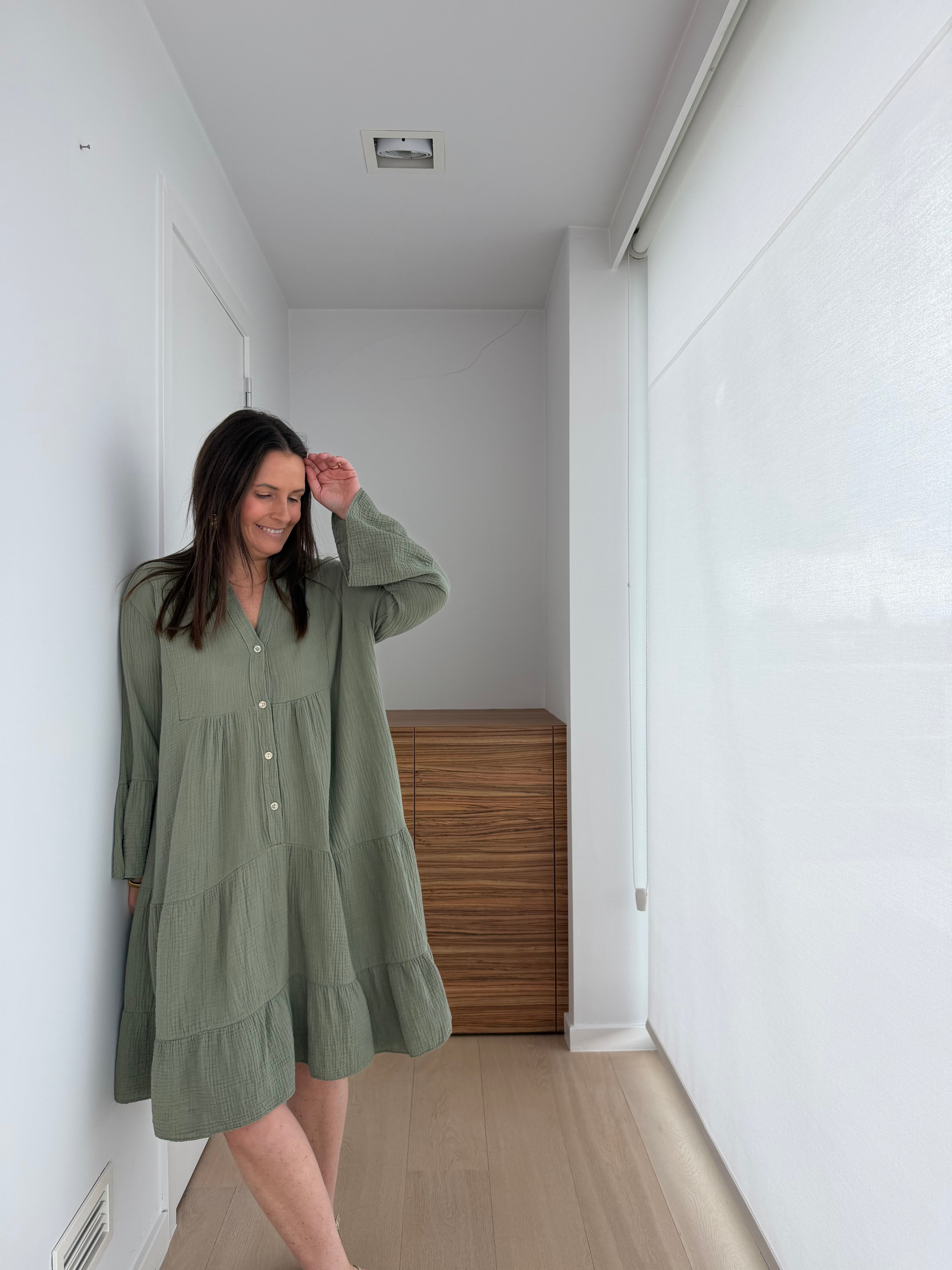 Flowy kaki zomerjurk in tetra stof met lange mouwen en ruches