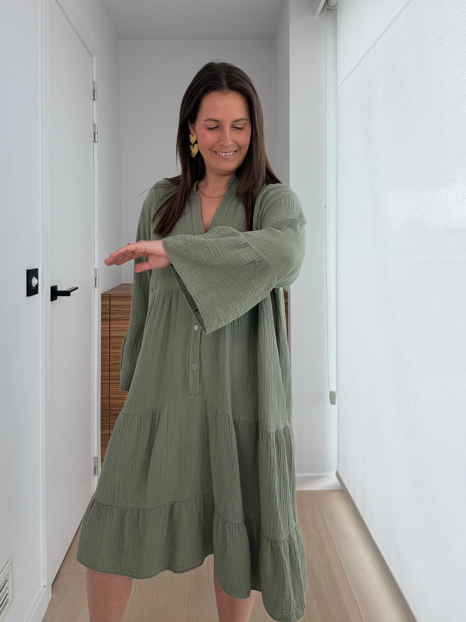 Comfortabele dames jurk in kaki tetra katoen met relaxte fit en knoopjes vooraan