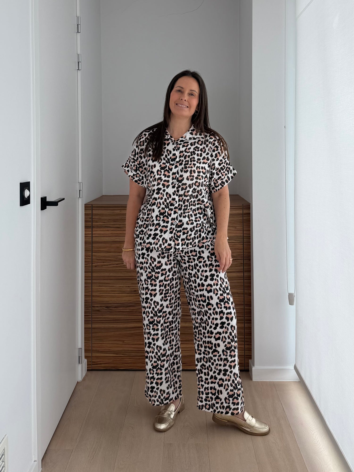 Leopard dames set met luchtige blouse en wide leg broek in matching animal print