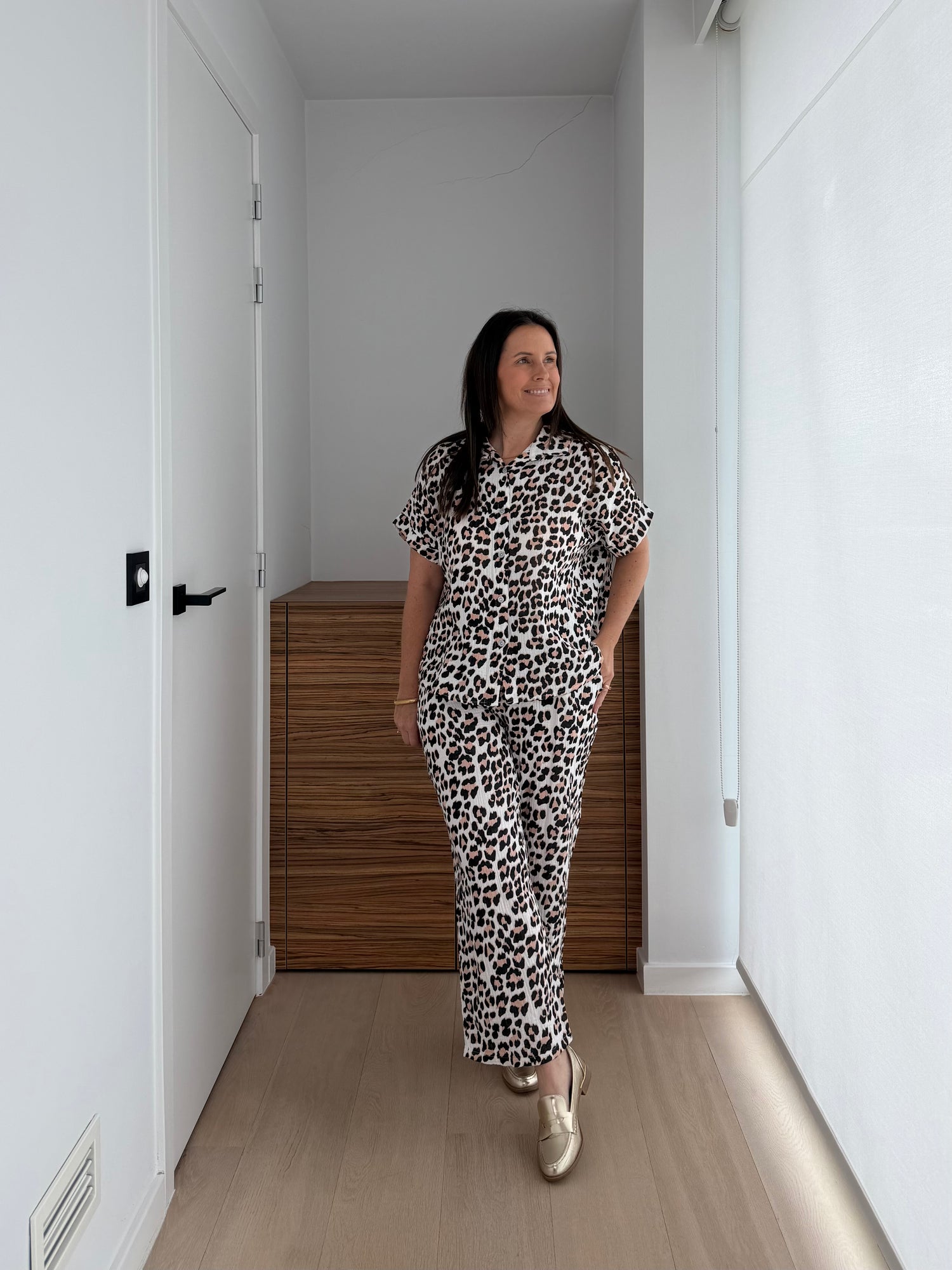 Statement leopard two piece set met blouse en broek voor een modieuze look