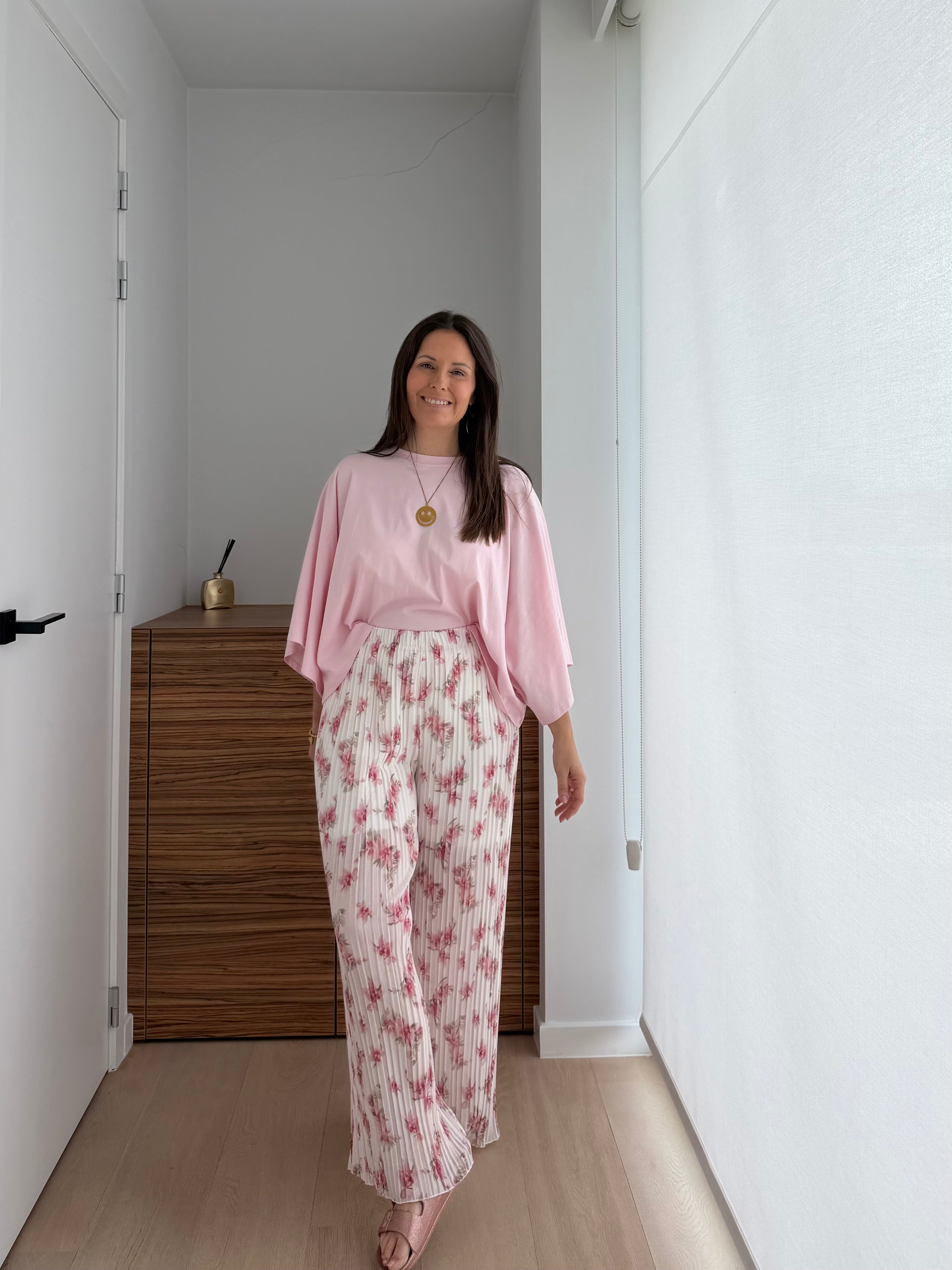 Lange losse broek, hoog in de taille in ecru met roze bloemen - My Dressing
