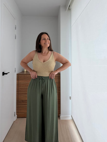 Lange brede broek met elastische tailleband in kaki kleur - My Dressing