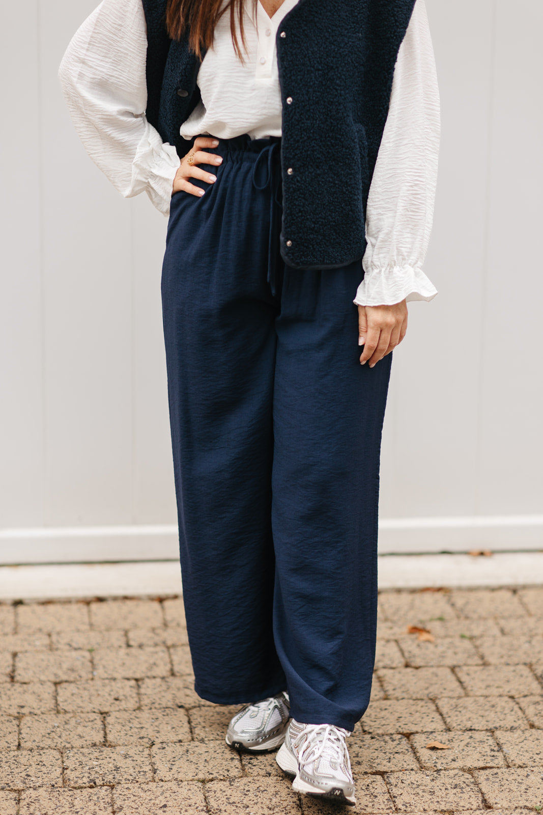 Marineblauwe broek dames – losse wide fit broek met elastische tailleband en lintje vooraan bij My Dressing