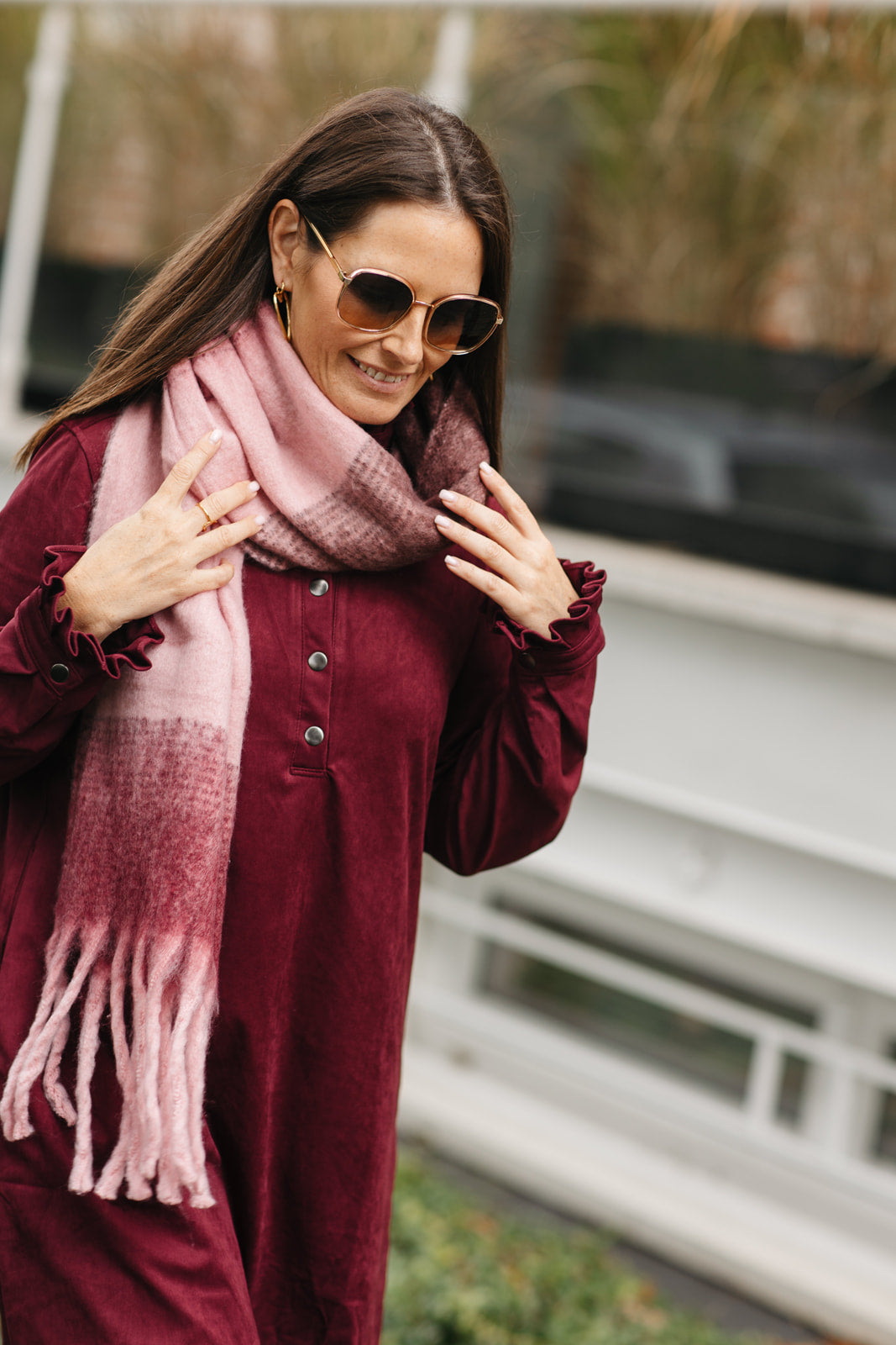 Zachte ombre sjaal – roze tot bordeaux overgang met elegante franjes