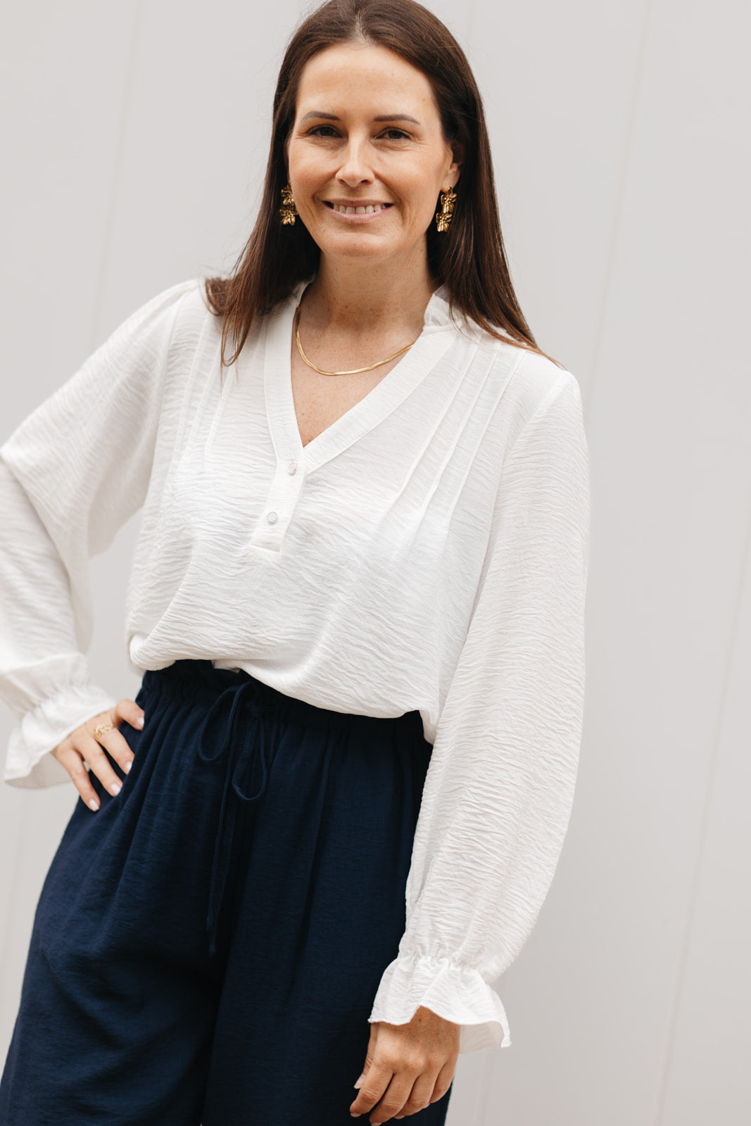Dames blouse beige – zachte blouse met V-hals, elastische mouwen en pofeffect aan de polsen