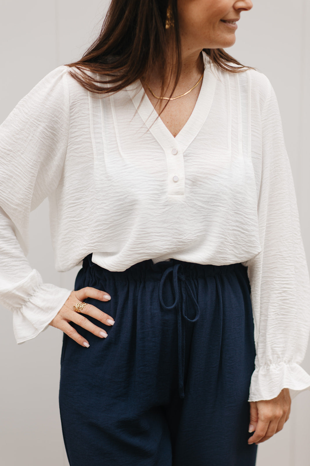 Comfy blauwe broek – stijlvolle en comfortabele damesbroek met soepele fit en lintje vooraan