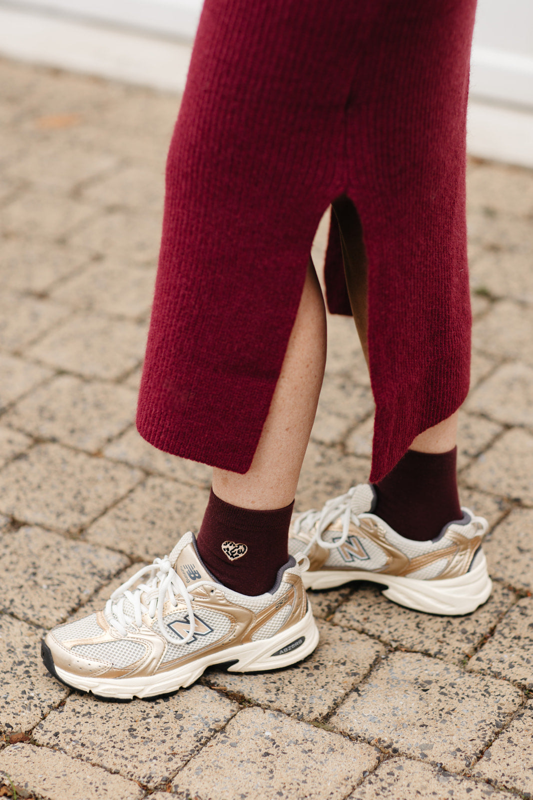 Gebreide jurk burgundy – lange herfstjurk met rolkraag en vrouwelijke zijsplitten