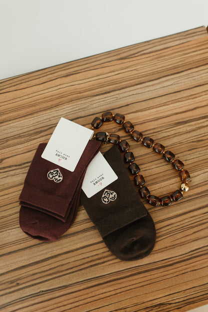 Bordeaux sokken dames – katoenen sokken met leopard hartje in burgundy en chocoladebruin bij My Dressing