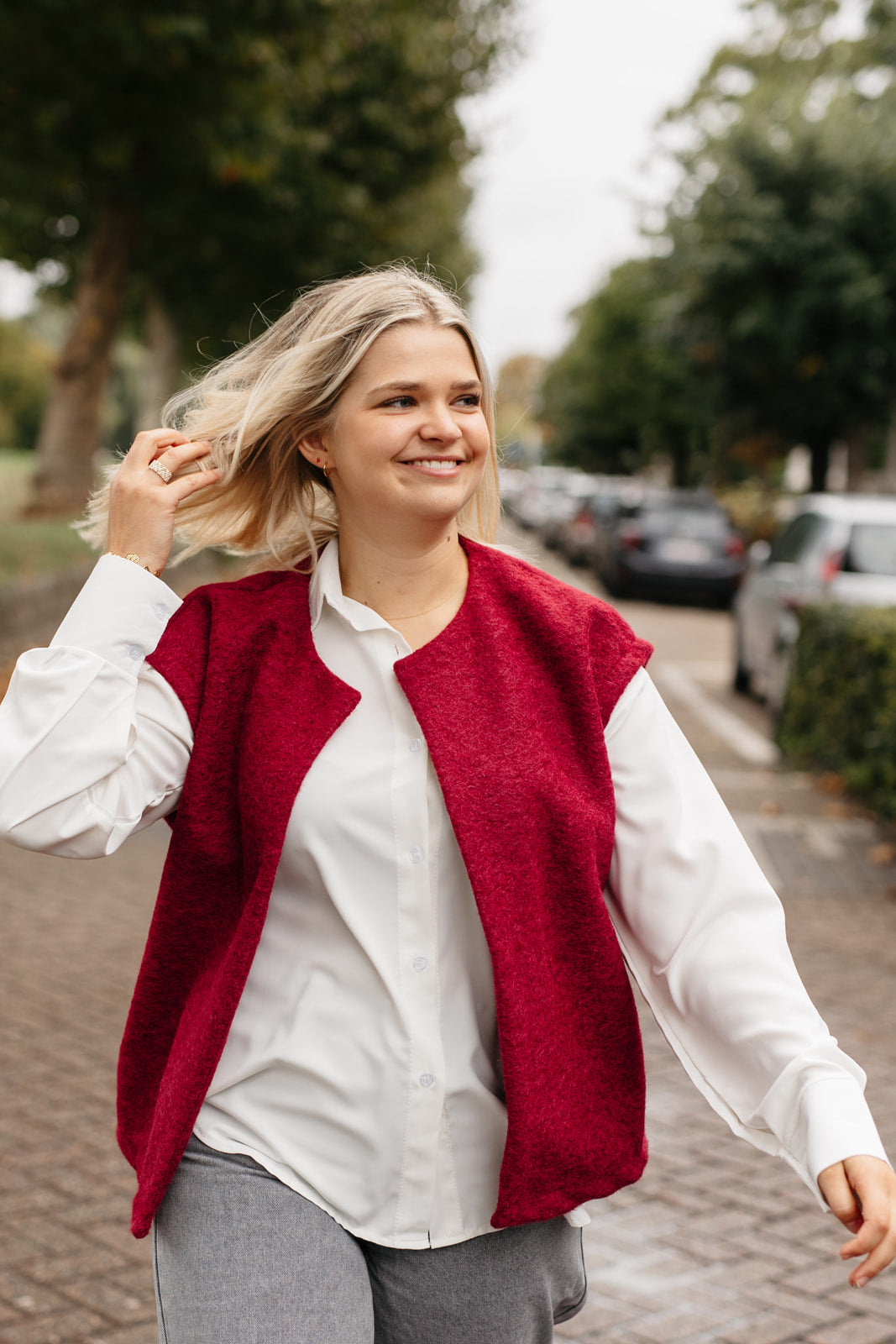 Burgundy mouwloze vest dames – katoenen sleeveless gilet, perfect over blouse of trui bij My Dressing