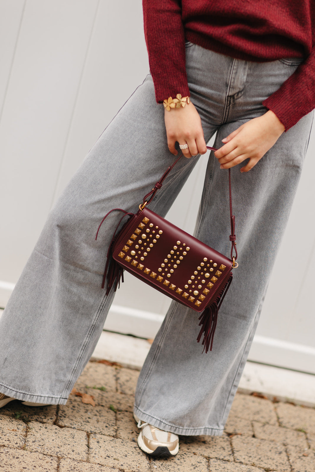 Statement bag dames – bordeauxrode tas met gouden ketting, studs en franjes