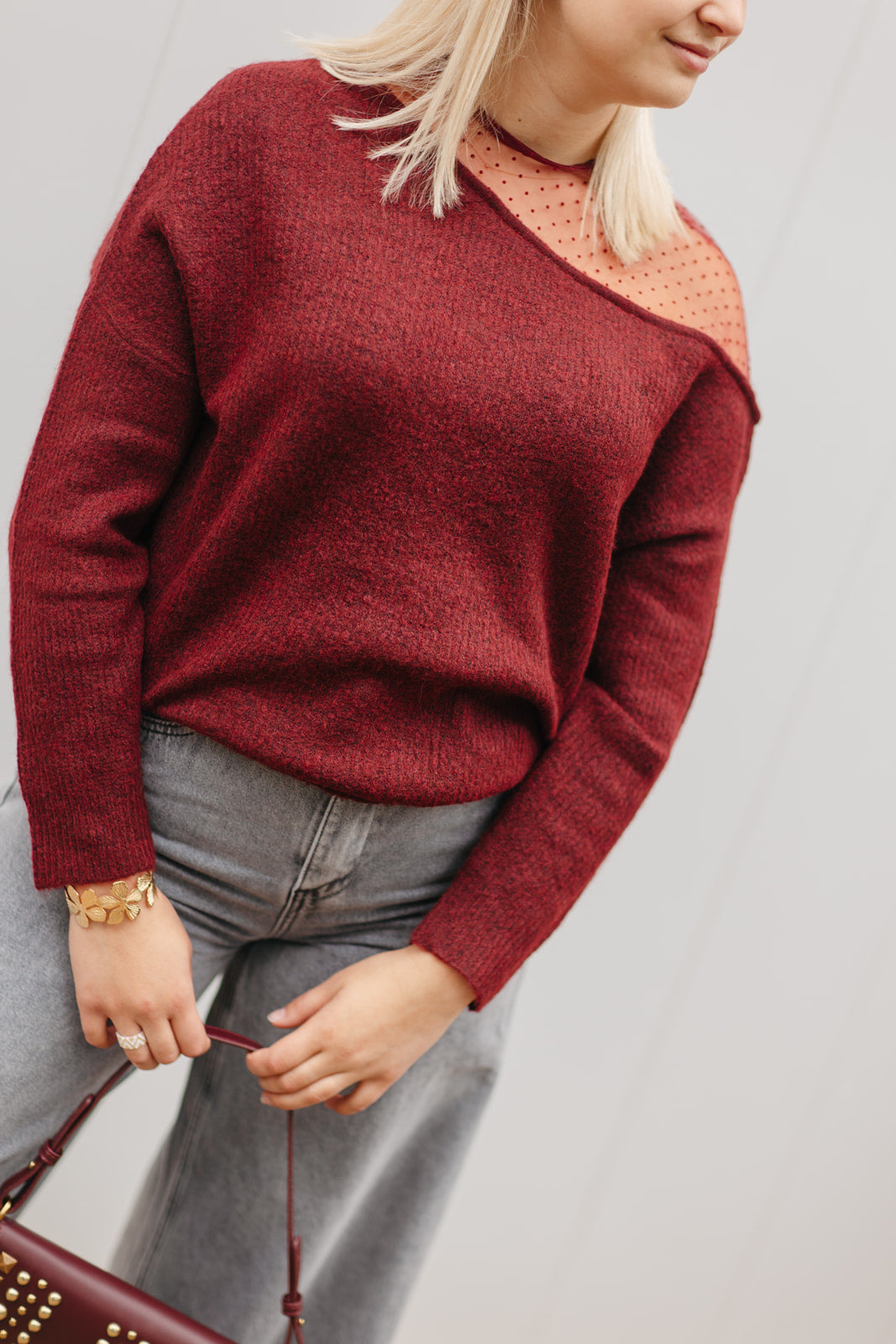 Gebreide trui burgundy – stijlvolle knit met lange mouwen en vrouwelijke kanten afwerking