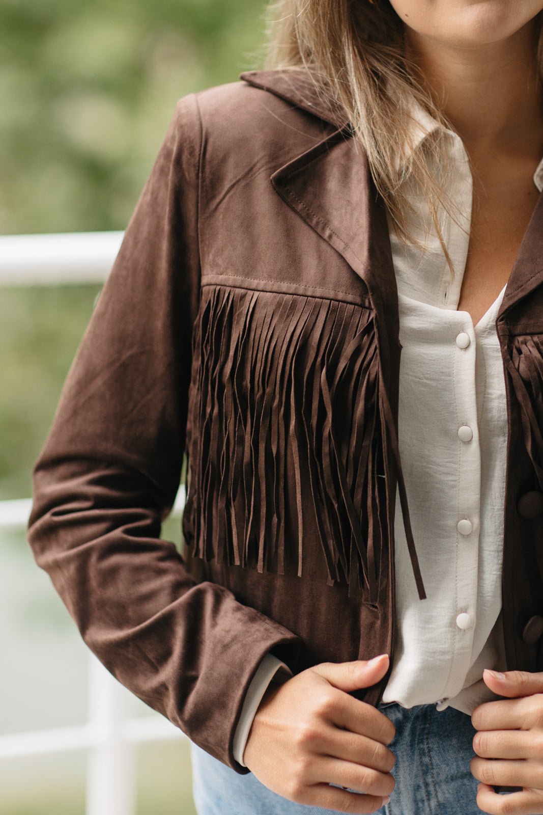 Suede jasje dames – bruine cropped jas met lange mouwen en boho chic franjes