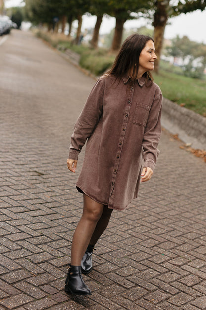 Casual jeanskleed dames – bruin denim jurkje met lange mouwen en knopen vooraan