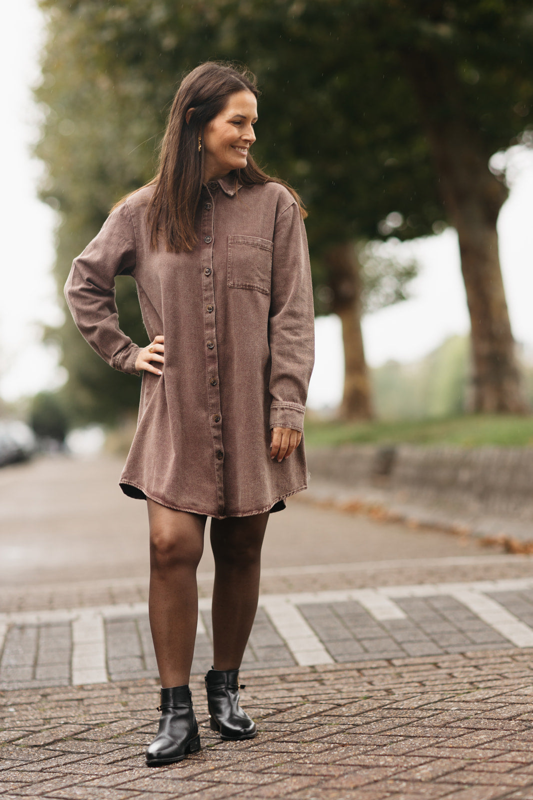 Bruin jeanskleedje dames – denim shirt dress met lange mouwen, kraag en knopen bij My Dressing