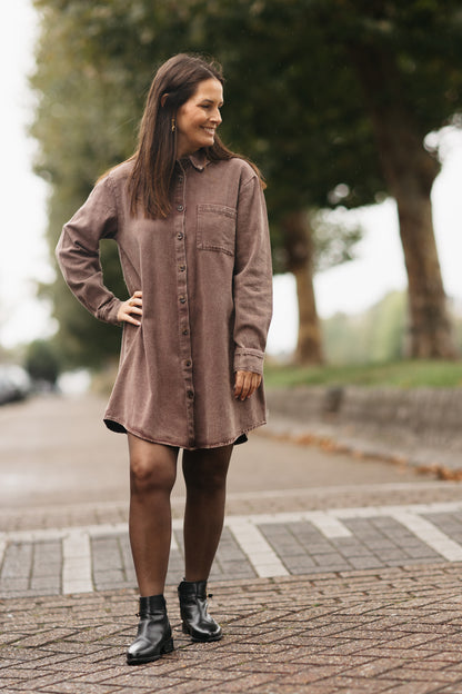 Bruin jeanskleedje dames – denim shirt dress met lange mouwen, kraag en knopen bij My Dressing